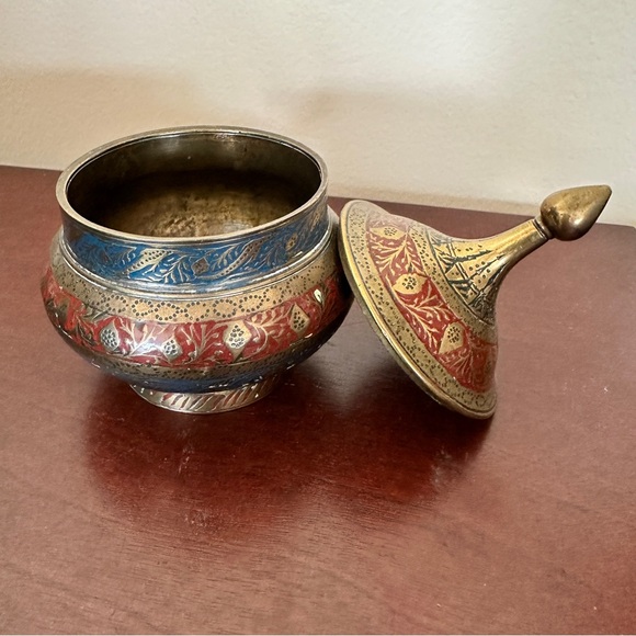 Antique brass enamel jar. Indian cloisonné in green and red, with lid. Bollywood - Picture 6 of 6